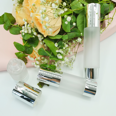 De Glanzende Zilveren Kleur 15ml, 30ml, Verpakkende de Luxefles Zonder lucht 2022 van de fabrieksprijs van 50ml Skincare